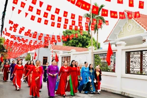 Cử tri phường Hoa Lư (Ninh Bình) phấn khởi đến khu vực bỏ phiếu tham gia bầu cử ngày 15/3.