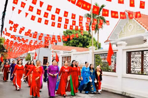 Cử tri phường Hoa Lư (Ninh Bình) phấn khởi đến khu vực bỏ phiếu tham gia bầu cử ngày 15/3.