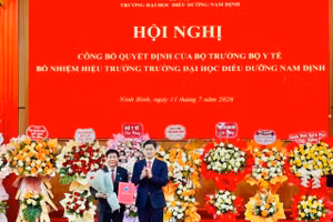 Thứ trưởng Thường trực Bộ Y tế Vũ Mạnh Hà trao quyết định bổ nhiệm và tặng hoa chúc mừng TS.BS Trương Tuấn Anh.