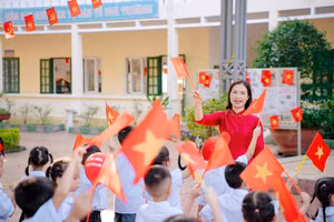 Cô trò Trường Tiểu học Yên Bình (Vũ Dương, Ninh Bình) trong ngày khai giảng năm học 2025-2026. 