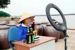 Người dân xã Hải Hậu bán các sản phẩm nước mắm truyền thống trên nền tảng số.