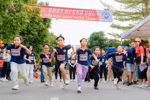 Học sinh Trường Tiểu học Trần Nhân Tông (Nam Định, Ninh Bình) hào hứng tham gia hoạt động trải nghiệm “Chạy đi chờ chi”.