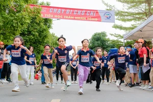 Học sinh Trường Tiểu học Trần Nhân Tông (Nam Định, Ninh Bình) hào hứng tham gia hoạt động trải nghiệm “Chạy đi chờ chi”.