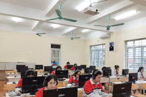 Học sinh Trường THCS Trần Bích San (phường Nam Định) tham gia Cuộc thi Olympic tiếng Anh trên Internet. 
