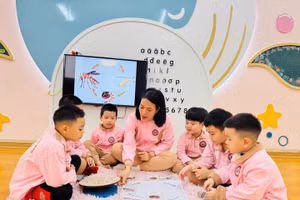 Cô, trò Trường Mầm non 8/3 (Nam Định, Ninh Bình) trong một giờ học.