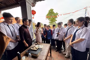 Học sinh Trường THPT chuyên Hạ Long tham gia trải nghiệm, tìm hiểu quy trình làm tranh dân gian tại Làng tranh Đông Hồ.