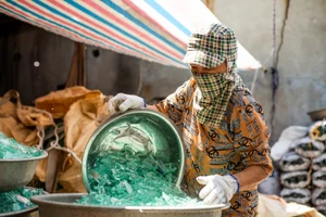 Phụ nữ địa phương với sinh kế từ nghề sản xuất cốc xối trì tại Nam Ninh, Ninh Bình. 