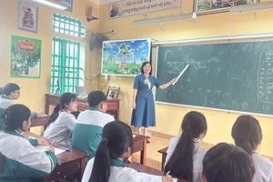 Cô và trò Trường THCS Hải Xuân (Ninh Bình) trong một giờ học. 