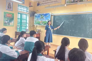 Cô và trò Trường THCS Hải Xuân (Ninh Bình) trong một giờ học. 