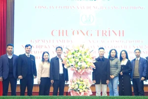 Đại diện lãnh đạo Công ty CP Xây dựng hạ tầng Đại Phong tặng hoa tri ân thầy, cô giáo. 