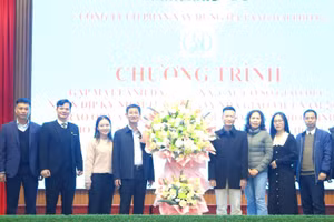 Đại diện lãnh đạo Công ty CP Xây dựng hạ tầng Đại Phong tặng hoa tri ân thầy, cô giáo. 