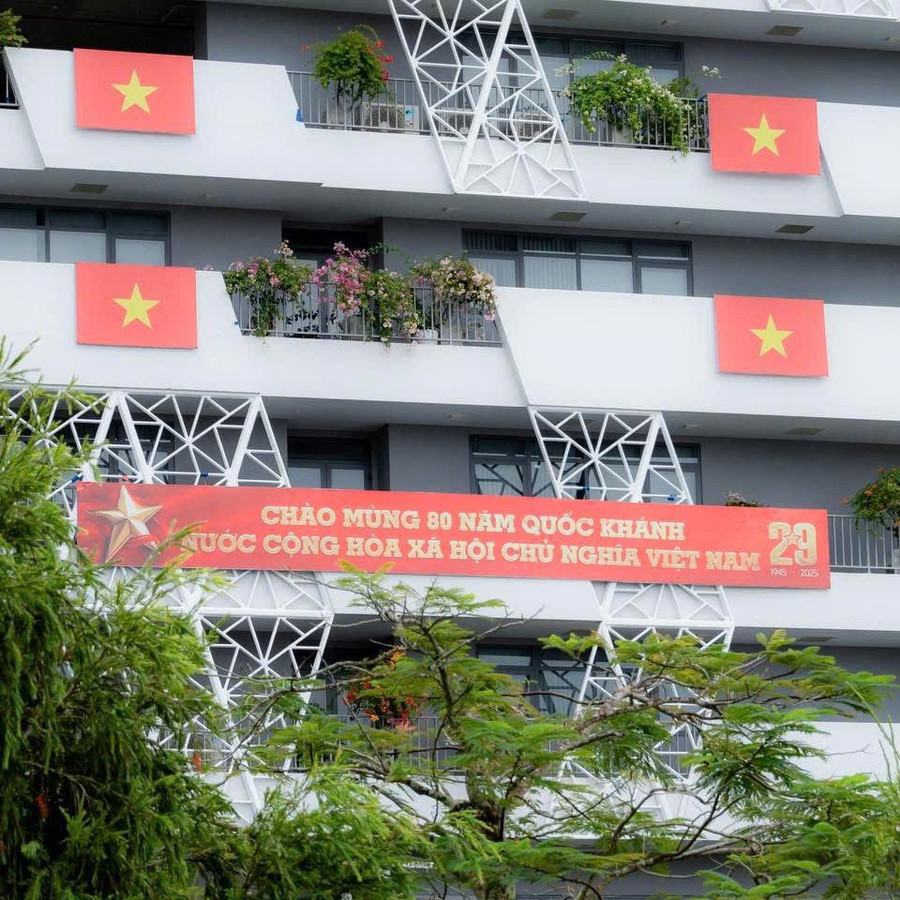 Cờ đỏ sao vàng đỏ rực trên các khuôn viên Trường Đại học FPT phân hiệu Cần Thơ. fptuni.jpg