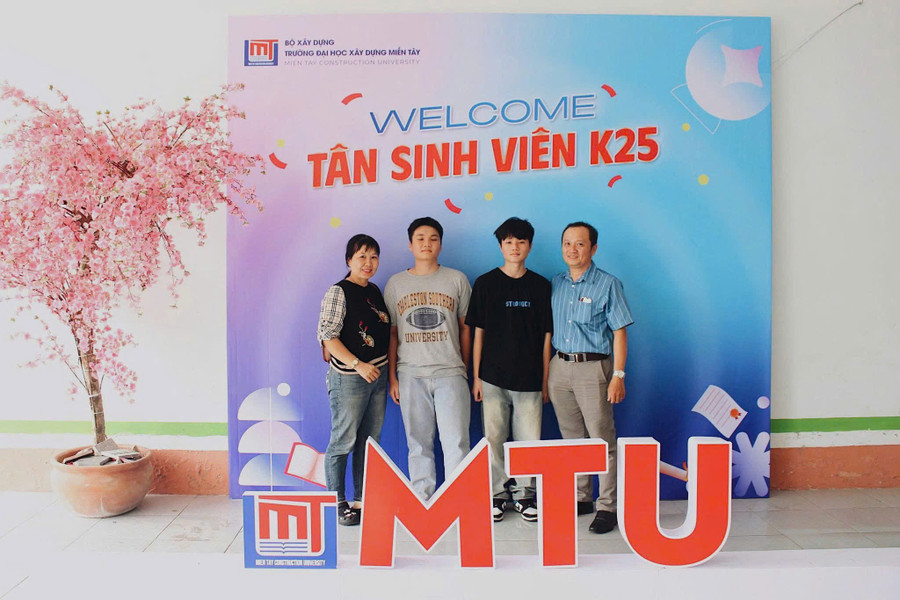 Chào đón Tân sinh viên nhập học tập tại Trường Đại học Xây dựng miền Tây. xd.jpg
