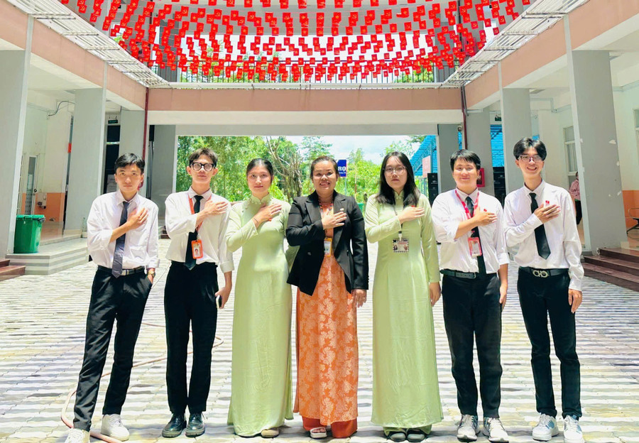 Đội ngũ cán bộ, giảng viên Trường Cao đẳng FPT Polytechnic hòa chung không khí lễ 2/9. fptt.jpg