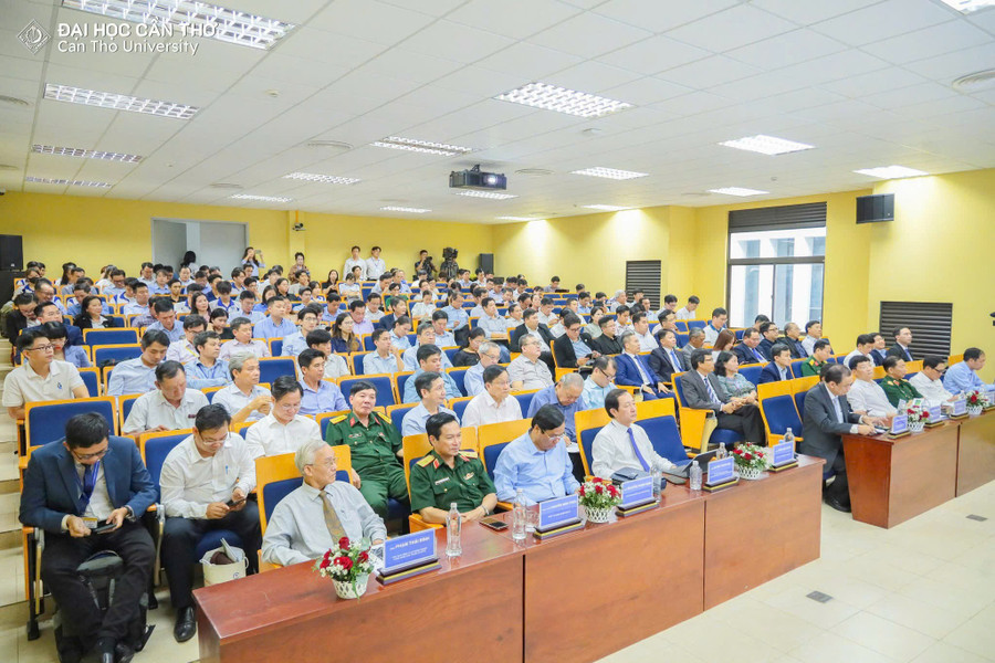 Quang cảnh Hội thảo khoa học "Bản sao số Quốc gia - Đột phá công nghệ cho nông nghiệp thông minh vùng Đồng bằng sông Cửu Long". z6996088813952-0b44adb29ee64116406f3e0efe1b515d.jpg