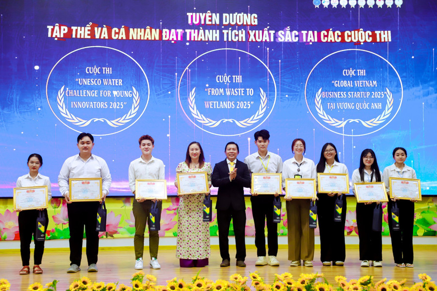 Khen thưởng tập thể và cá nhân đạt thành tích trong các cuộc thi quốc tế. khen-thuong.jpg