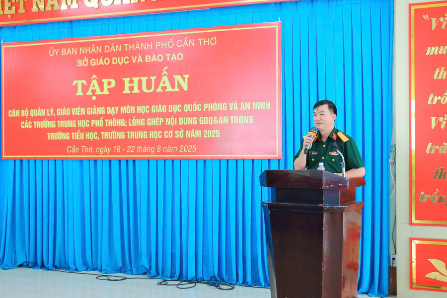 Trung tá Đặng Minh Vương - Sĩ quan biệt phái (Sở GD&ĐT TP Cần Thơ) báo cáo tại khóa tập huấn. trung-ta-dang-minh-vuong.jpg