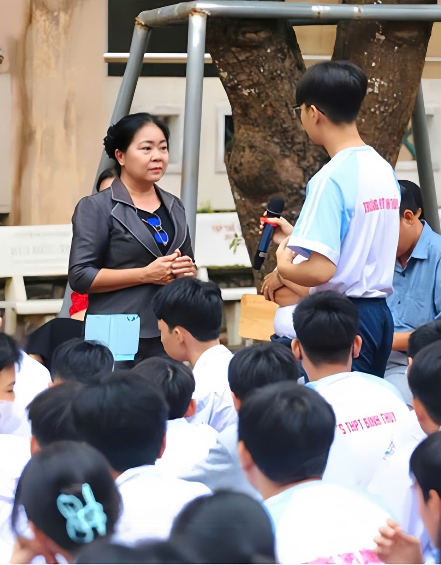 Học sinh Trường THPT Bình Thủy tích cực đóng góp ý kiến, trao đổi sôi nổi cùng tuyên truyền viên. Ảnh: Tuyết Khoa. z7020292846088-38f8cabba1704aaee70abe9a0af975cf.jpg
