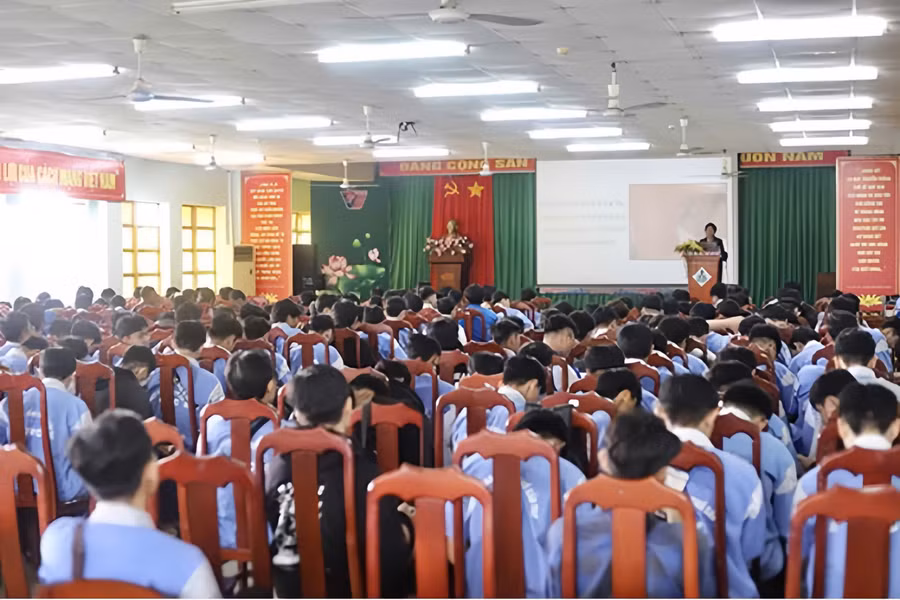 Đông đảo học sinh, sinh viên tham dự buổi truyền thông chuyên đề. Ảnh: Tuyết Khoa.