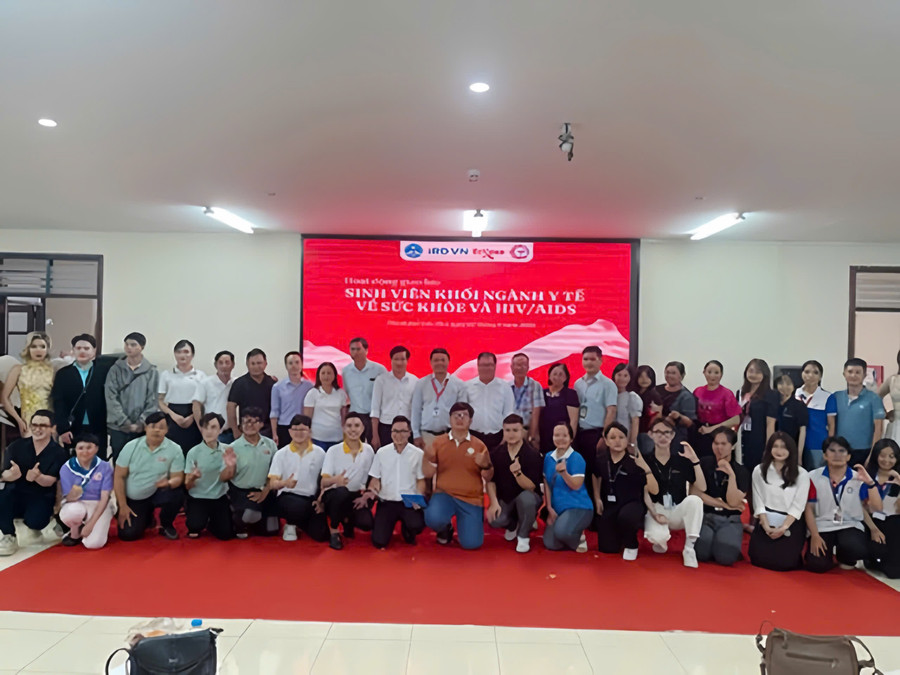 Các đại biểu, giảng viên và sinh viên tham gia chương trình giao lưu “Sinh viên khối ngành Y tế về sức khỏe và HIV/AIDS” tại TP Cần Thơ.