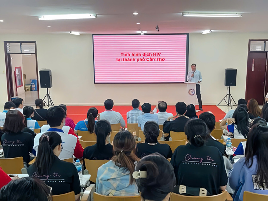 Ông Dáp Thanh Giang, Trưởng khoa Phòng chống HIV/AIDS, CDC Cần Thơ trình bày tại chương trình giao lưu. z6992447369816-ebb66379cf923d663ac8fd8a95d2fa88.jpg