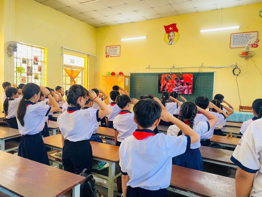 Các em học sinh tiểu học ở TP Cần Thơ theo dõi trực tiếp lễ khai giảng.