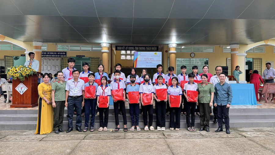 Hội Phụ nữ Công an tỉnh Vĩnh Long trao quà cho học sinh có hoàn cảnh khó khăn. Ảnh: Công an tỉnh Vĩnh Long.