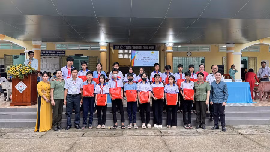 Hội Phụ nữ Công an tỉnh Vĩnh Long trao quà cho học sinh có hoàn cảnh khó khăn. Ảnh: Công an tỉnh Vĩnh Long.