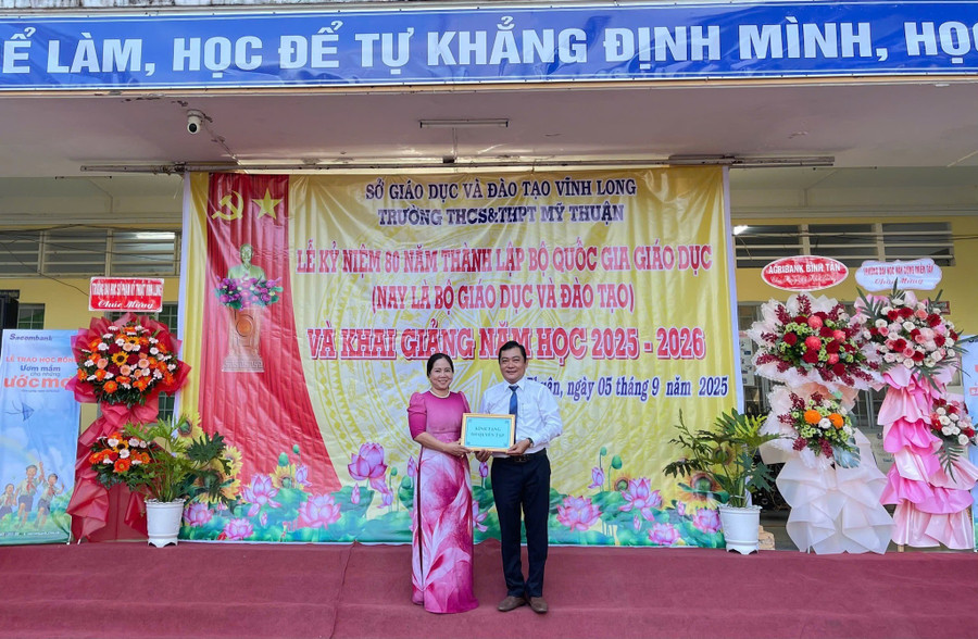 500 quyển tập được trao tặng đến HS Trường THCS-THPT Mỹ Thuận. Ảnh: Hội LHPN Vĩnh Long.