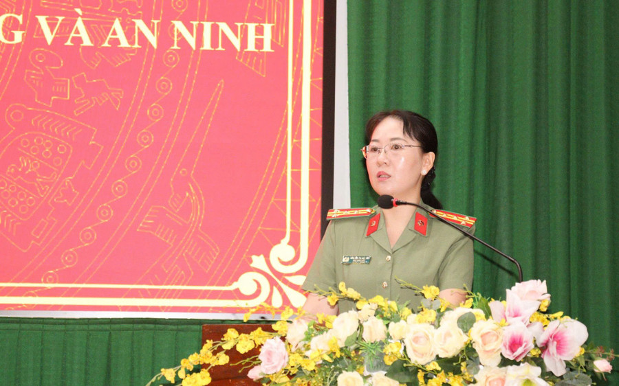 Đại tá Nguyễn Thị Hải Yến, Phó Giám đốc Công an tỉnh Vĩnh Long phát biểu tại lễ khai giảng lớp bồi dưỡng kiến thức quốc phòng và an ninh năm 2025. (Ảnh: Cổng TTĐT Công an tỉnh Vĩnh Long) z6992999935838-7f20a5fd236a5eecdad9b64a095667b2.jpg