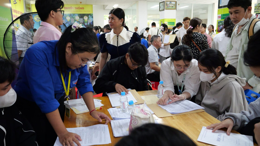 Sinh viên được hỗ trợ trong quá trình đăng ký. Ảnh: Trường ĐH Trà Vinh. tvu-8820.jpg