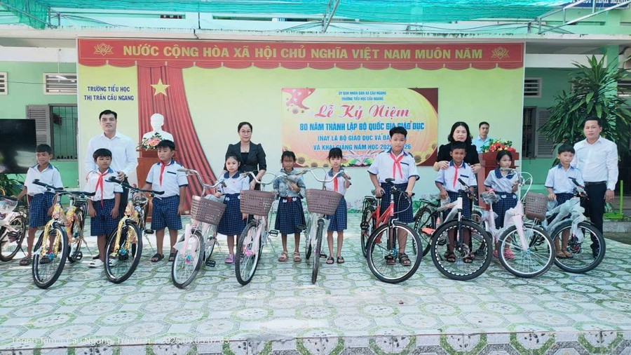 Hội LHPN tỉnh Vĩnh Long trao tặng xe đạp cho học sinh có hoàn cảnh khó khăn nhân dịp năm học mới. xe-dap.jpg