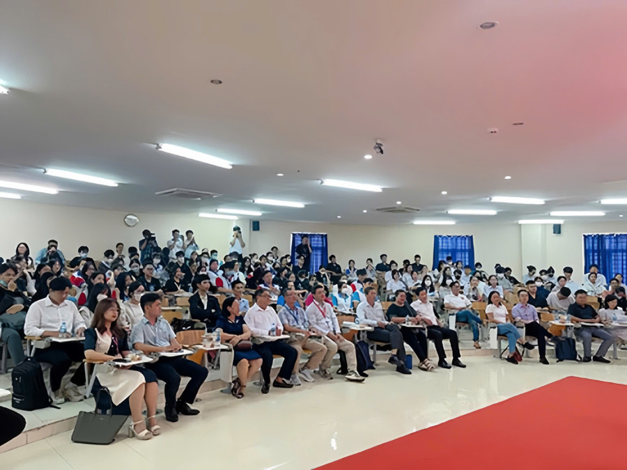 Các đại biểu dự chương trình “Giao lưu với sinh viên khối ngành Y tế về sức khỏe và HIV/AIDS tại TP Cần Thơ”. z6992437102003-51d36abe9813a5f2acfecf2b183e6a63.jpg