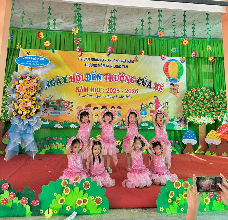 HS mầm non Trường Mầm non Long Tân (phường Ngã Năm, TP Cần Thơ) hào hứng chào đón năm học mới với các tiết mục văn nghệ. nga5.jpg
