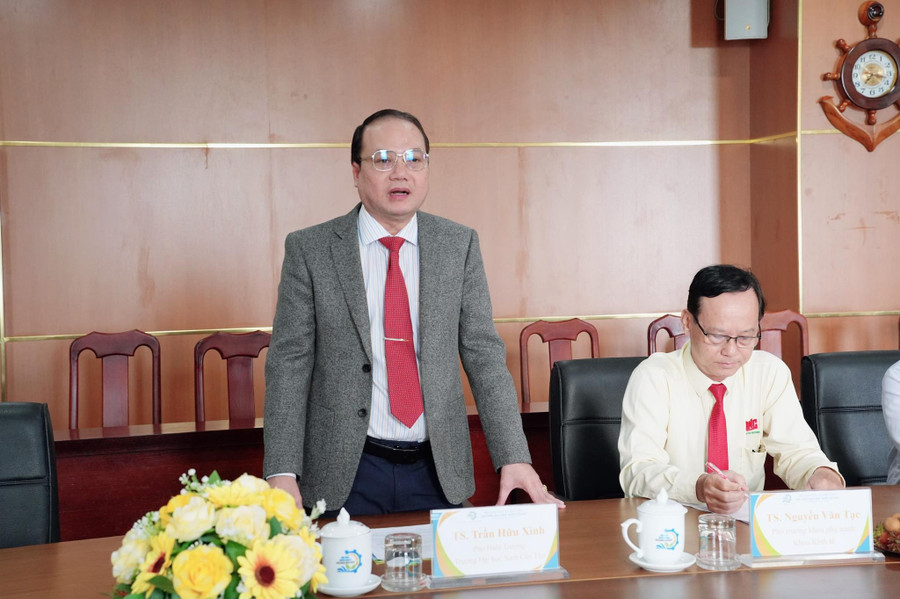 TS Trần Hữu Xinh, Phó Hiệu trưởng Trường ĐH Nam Cần Thơ phát biểu tại buổi lễ ký kết. 545826725-1563469311299295-8330661459740828763-n.jpg