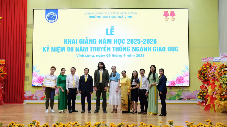 Lãnh đạo và sinh viên Trường ĐH Trà Vinh tại lễ khai giảng năm học 2025 - 2026, kỷ niệm 80 năm ngành Giáo dục.