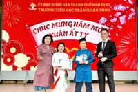 Thầy Vũ Văn Bền (bìa phải) cùng lãnh đạo nhà trường trao thưởng cho học sinh. Ảnh: NVCC.