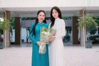 Võ Thùy Trang (phải) và cô giáo chủ nhiệm Nguyễn Vĩnh Hà. Ảnh: NVCC.