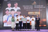 Ban tổ chức trao giải Nhất cho 2 đội thi đến từ Trường THPT Ứng Hòa B và THPT Chuyên Hà Nội - Amsterdam (Hà Nội). 