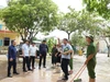 Đoàn công tác Sở GD&ĐT Nghệ An cùng lãnh đạo phường Cửa Lò đến thăm động viên tập thể Trường Tiểu học Thu Thủy. Ảnh: Hồ Lài