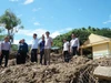 Đoàn công tác Sở GD&ĐT Nghệ An đến thăm điểm trường bản Bình Sơn 1, Trường Mầm non Tà Cạ (xã Mường Xén) bị thiệt hại do lũ. Ảnh: Hồ Lài