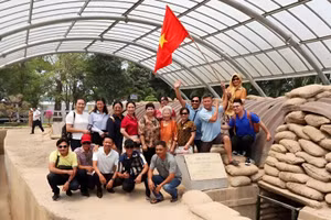 Các khu di tích lịch sử thu hút đông đảo du khách tới tham quan.