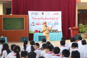 Cán bộ Đội CSGT đường bộ số 2 tuyên truyền an toàn giao thông tại chương trình.