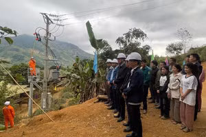 Lãnh đạo huyện Điện Biên Đông (Điện Biên) và bà con dân Điện Biên Đông vui mừng đón điện quốc gia.