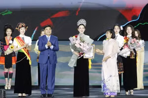 Trao giải cho thí sinh Phan Trần Linh Đan, sinh năm 2004, số báo danh 72, đại diện TP. Điện Biên Phủ.