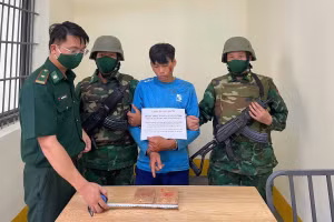 Vàng A Lâu cùng tang vật.