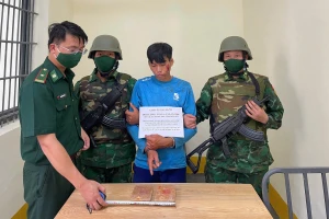 Vàng A Lâu cùng tang vật.