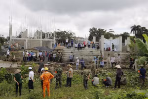 Toàn cảnh vụ cưỡng chế thu hồi gần 500m2 đất phi nông nghiệp tại TP phố Điện Biên Phủ. (Ảnh: Quang Đạt) 