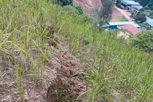 Xã Nà Hỳ, huyện Nậm Pồ xuất hiện nhiều vết sạt trượt lớn. (Ảnh: Lợi/ VOV Tây Bắc)