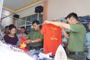 Nhiều chiếc áo phông in bản đồ Việt Nam thiếu Hoàng Sa, Trường Sa bị thu giữ tại cơ sở kinh doanh thời trang của ông Dư Công Nghiệp. (Ảnh: Công an Điện Biên)